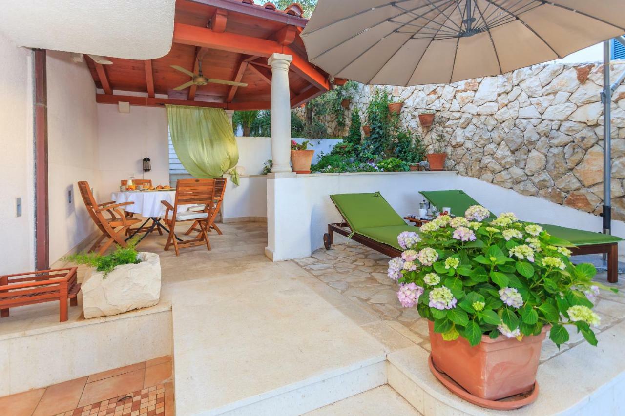 Holiday Home Lola, Sea On A Palm! Heated Pool Trogir Værelse billede